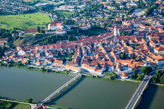Luftaufnahme von Altstadt von Süden hinter den Brücken über die Drau/Dravo in Ptuj, Slowenien