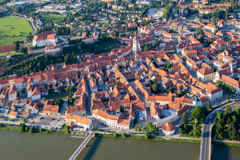 Schrägluftbild von Altstadt von Süden hinter den Brücken über die Drau/Dravo in Ptuj, Slowenien