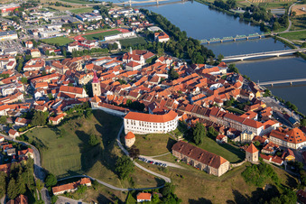 Burg Ptuj/Grad Ptuj über der Altstadt von Norden, Slowenien