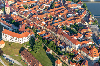 Luftbild von Burg Ptuj/Grad Ptuj über der Altstadt, Slowenien