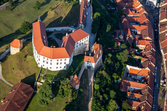 Schrägluftbild von Burg Ptuj/Grad Ptuj über der Altstadt, Slowenien