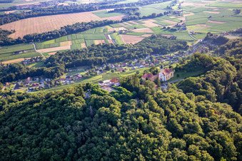 Luftbild von Kirche Župnijska cerkev sv. Marije Vnebovzete und Café Huda Liza auf dem Vurberg in Duplek, Slowenien