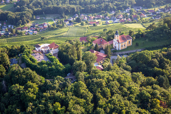 Luftaufnahme von Kirche Župnijska cerkev sv. Marije Vnebovzete und Café Huda Liza auf dem Vurberg in Duplek, Slowenien