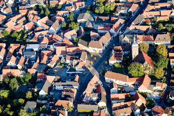 Ev. Martinskirche und Marktstr im Ortsteil Billigheim in Billigheim-Ingenheim im Bundesland Rheinland-Pfalz, Deutschland