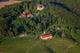 Kirche Župnijska cerkev sv. Marije Vnebovzete und Café Huda Liza auf dem Vurberg in Duplek, Slowenien von oben