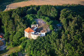 Freilichtbühne Hči najstarejše vinske trte na svetu auf dem Vurberg in Duplek, Slowenien
