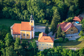 Kirche Župnijska cerkev sv. Marije Vnebovzete auf dem Vurberg in Duplek, Slowenien