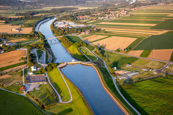 Wasserkraftwerk HE Zlatoličje mit Photovoltaik-Panels an der Uferböschung am Drau-Kanal HE Zlatoličje in Starše, Slowenien