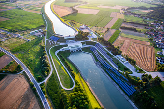 Wasserkraftwerk HE Zlatoličje mit Photovoltaik-Panels an der Uferböschung am Drau-Kanal HE Zlatoličje in Starše, Slowenien aus der Luft