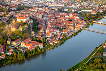 Brücken über die Drau/Drava am Ufer der Altstadt in Ptuj, Slowenien