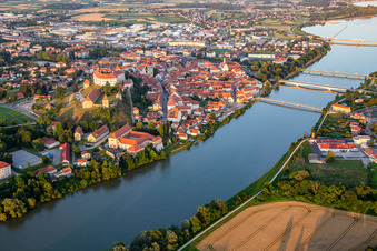 Luftbild von Brücken über die Drau/Drava am Ufer der Altstadt in Ptuj, Slowenien