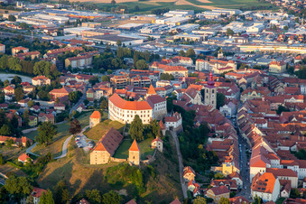 Burg Ptuj/Grad Ptuj über der Altstadt, Slowenien von oben