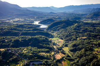 Stausee Vogrscek mit Staumauer von Westen in Nova Gorica, Slowenien