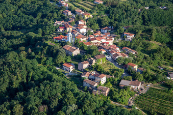 Luftbild von Hügeldorf zwischen Reben und Wald in Nova Gorica, Slowenien
