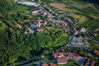 Friedhof und Kirche Župnijska cerkev sv. Urha in Nova Gorica, Slowenien