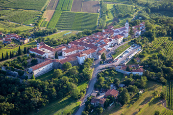 Luftbild von Schloss Heilig Kreuz / Grad Vipavski Križ in Ajdovščina, Slowenien