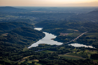 Luftbild von Stausee Vogrscek unter der Autobahnbrücke in Ajdovščina, Slowenien
