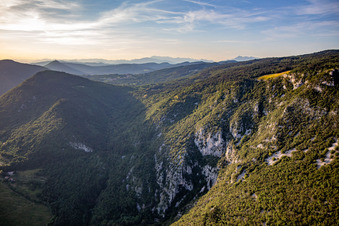 Luftbild von Lijak paragliding takeoff /   Vzletišče jadralnih padalcev Lijak in Nova Gorica, Slowenien