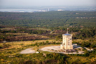 Wachturm Cerje auf der Hügellkette / Drevored hvaležnosti in Miren-Kostanjevica, Slowenien