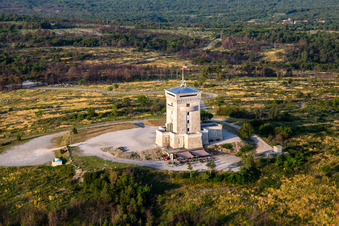 Luftbild von Wachturm Cerje auf der Hügellkette / Drevored hvaležnosti in Miren-Kostanjevica, Slowenien