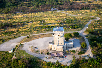 Luftaufnahme von Wachturm Cerje auf der Hügellkette / Drevored hvaležnosti in Miren-Kostanjevica, Slowenien