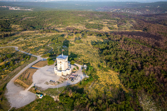 Wachturm Cerje auf der Hügellkette / Drevored hvaležnosti in Miren-Kostanjevica, Slowenien aus der Luft