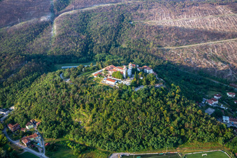 Miren Castle / Mirenski grad in Miren-Kostanjevica, Slowenien von oben