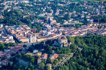 Luftbild von Görzer Burg / Castello di Gorizia und Via Roma, Italien