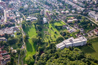 Kurpark hinter der Edith-Stein-Fachklinik in Bad Bergzabern im Bundesland Rheinland-Pfalz, Deutschland
