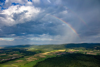 Regenbogen in Cleebourg im Bundesland Bas-Rhin, Frankreich