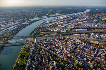 Rheinhafen und B28 von Süden in Kehl im Bundesland Baden-Württemberg, Deutschland