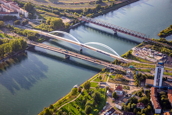 B28-Europabrücke,  Beatus-Rhenanus-Brücke und Eisenbahnbrücke über den Rhein nach Strasbourg in Kehl im Bundesland Baden-Württemberg, Deutschland