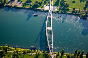 Brücke der zwei Ufer zum  Garten der zwei Ufer über den Rhein nach Strasbourg in Kehl im Bundesland Baden-Württemberg, Deutschland