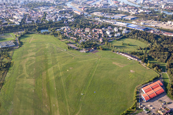Luftbild von Aérodrome Strasbourg Polygone im Ortsteil Port du Rhin Centre Ouest in Straßburg im Bundesland Bas-Rhin, Frankreich