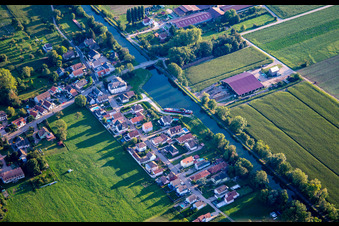 Rue du Canal am Canal du Rhône au Rhin in Plobsheim im Bundesland Bas-Rhin, Frankreich