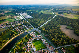 Kreuzung der Kanäle Canal de Décharge de l'Ill und Canal du Rhône au Rhin in Erstein im Bundesland Bas-Rhin, Frankreich