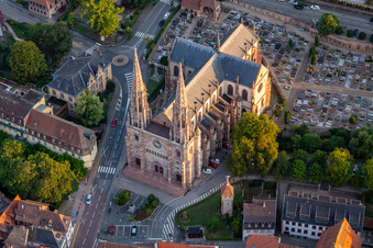 Luftaufnahme von Église Saints-Pierre-et-Paul in Obernai im Bundesland Bas-Rhin, Frankreich