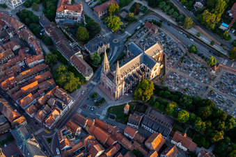 Schrägluftbild von Église Saints-Pierre-et-Paul in Obernai im Bundesland Bas-Rhin, Frankreich