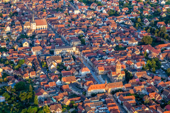 Rue du Gén de Gaulle mit  Porte basse ou Porte de la Vierge,  Tour de l'Ecole,  Tour de l'Horloge ou Zittgloeckel und Eglise catholique Saint-Etienne in Rosheim im Bundesland Bas-Rhin, Frankreich