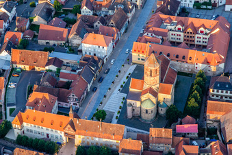Tour de l'Ecole und Eglise Saints-Pierre-et-Paul in Rosheim im Bundesland Bas-Rhin, Frankreich