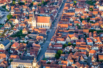 Rue du Gén de Gaulle mit  Eglise catholique Saint-Etienne in Rosheim im Bundesland Bas-Rhin, Frankreich