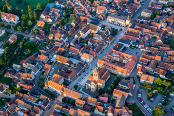 Rue du Gén de Gaulle mit  Porte basse ou Porte de la Vierge,  Tour de l'Ecole,  Tour de l'Horloge ou Zittgloeckel in Rosheim im Bundesland Bas-Rhin, Frankreich