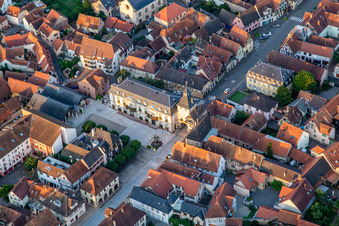 Luftbild von Mairie de Rosheim und  Tour de l'Horloge ou Zittgloeckel im Bundesland Bas-Rhin, Frankreich