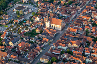 Luftbild von Rue du Gén de Gaulle mit  Eglise catholique Saint-Etienne in Rosheim im Bundesland Bas-Rhin, Frankreich