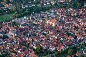 Rue du Gén de Gaulle mit  Eglise catholique Saint-Etienne von Nordosten in Rosheim im Bundesland Bas-Rhin, Frankreich