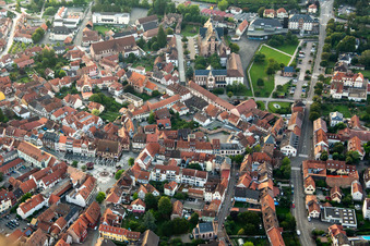 Luftbild von Place de l'Hôtel de Ville in Molsheim im Bundesland Bas-Rhin, Frankreich