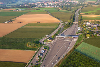 Schrägluftbild von Autobahnmautstelle A4 Hochfelden   Sanef Service in Schwindratzheim im Bundesland Bas-Rhin, Frankreich