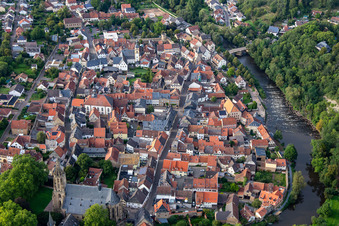 Untergasse und Glan von Süden in Meisenheim im Bundesland Rheinland-Pfalz, Deutschland