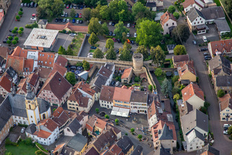 Rapportierplatz an der alten Stadtmauer mit  Schuldturm und Bürgerturm in Meisenheim im Bundesland Rheinland-Pfalz, Deutschland