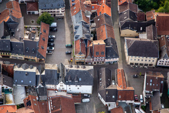 Meisenheim Altstadt mit Marktgasse und  Mohren-Apotheke im Bundesland Rheinland-Pfalz, Deutschland